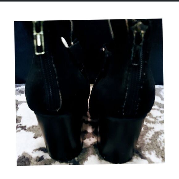 Women's Black Booties with Cutouts on Side Size 8 GUC - Picture 5 of 7